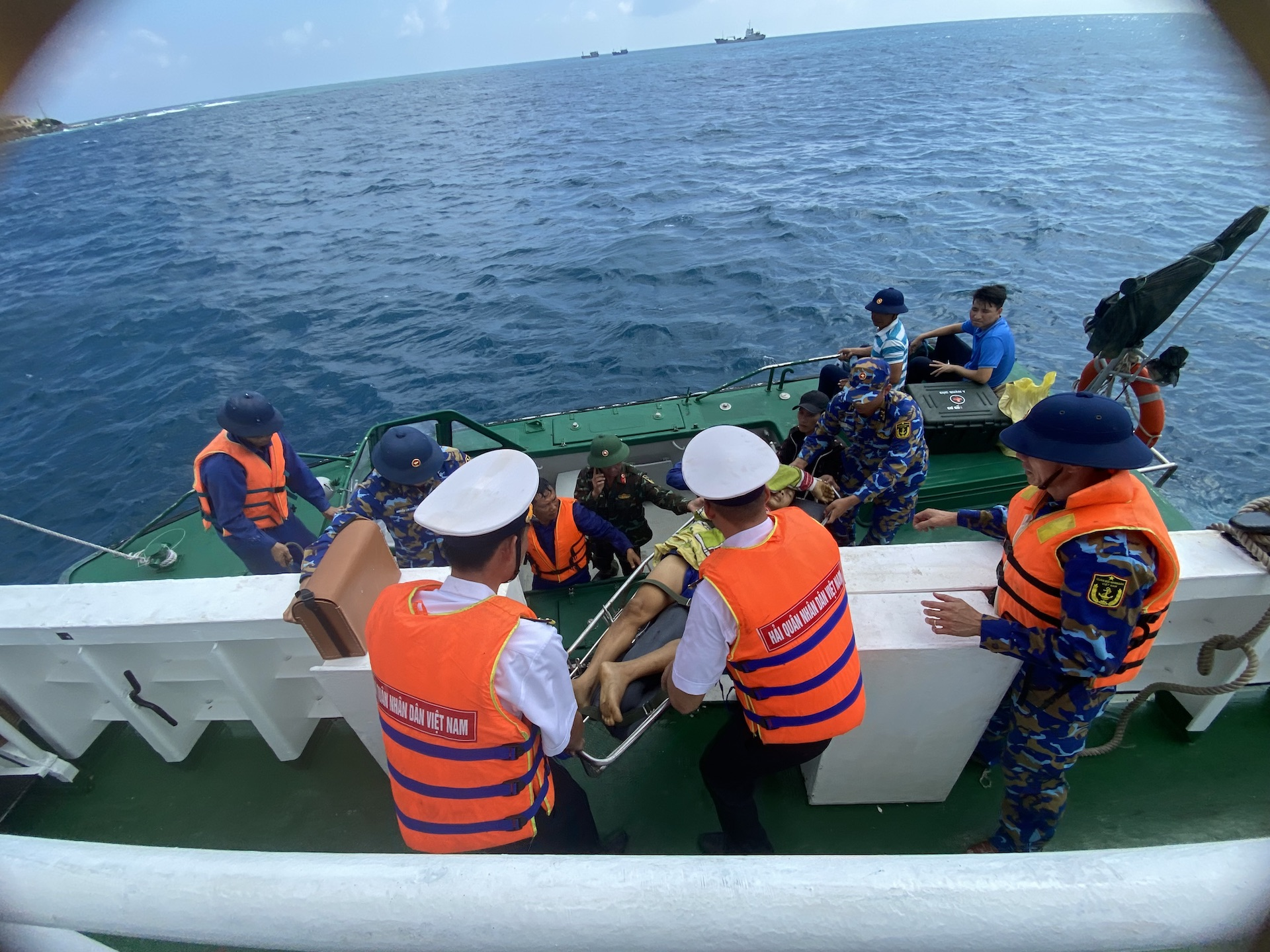 Tàu 464, Vùng 4 Hải quân tiếp nhận, đưa bệnh nhân về đảo Trường Sa điều trị